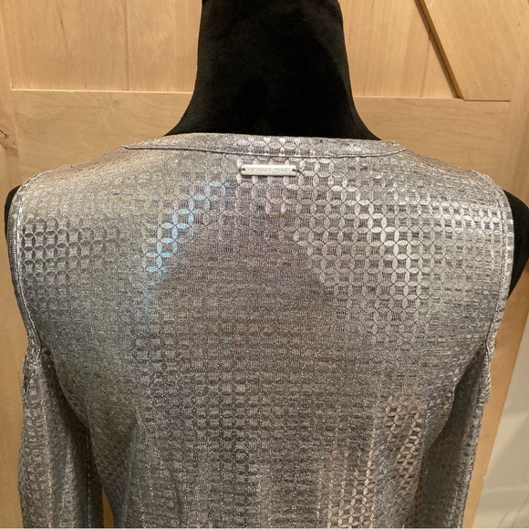 NWT Michael Kors Silver Metallic Silver Long Sleeve Cold Shoulder Pullover Top M - Picture 8 of 13